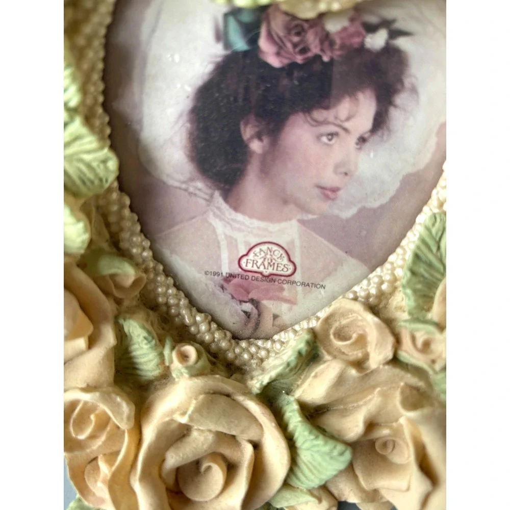 Vtg 1991 United Design Fancy Frames Heart Bouquet 3D Rose Floral‎ Picture Frame